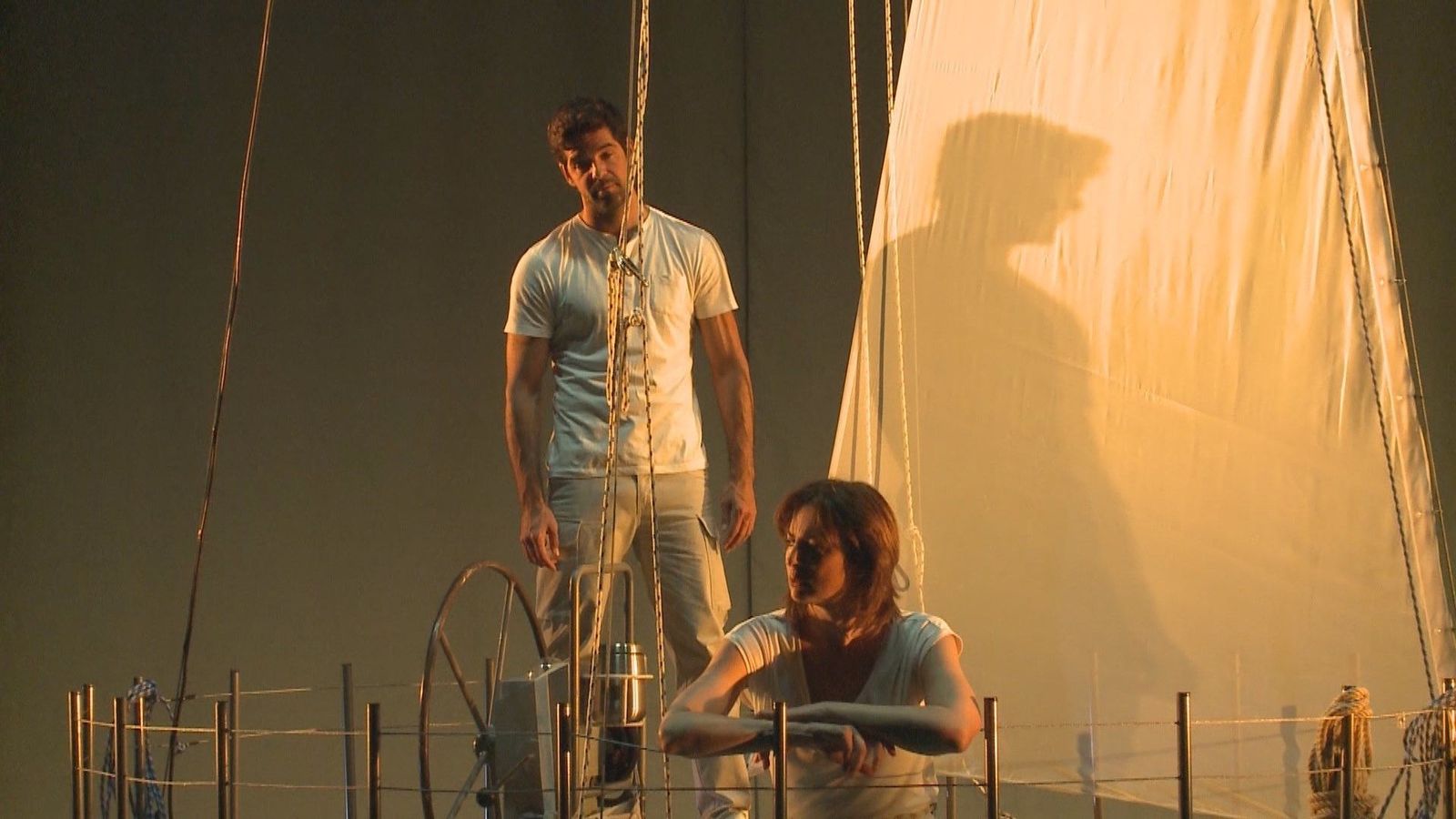 Miguel Ángel Muñoz y Cuca Escribano afrontan la soledad a bordo de un barco en los Teatros del canal