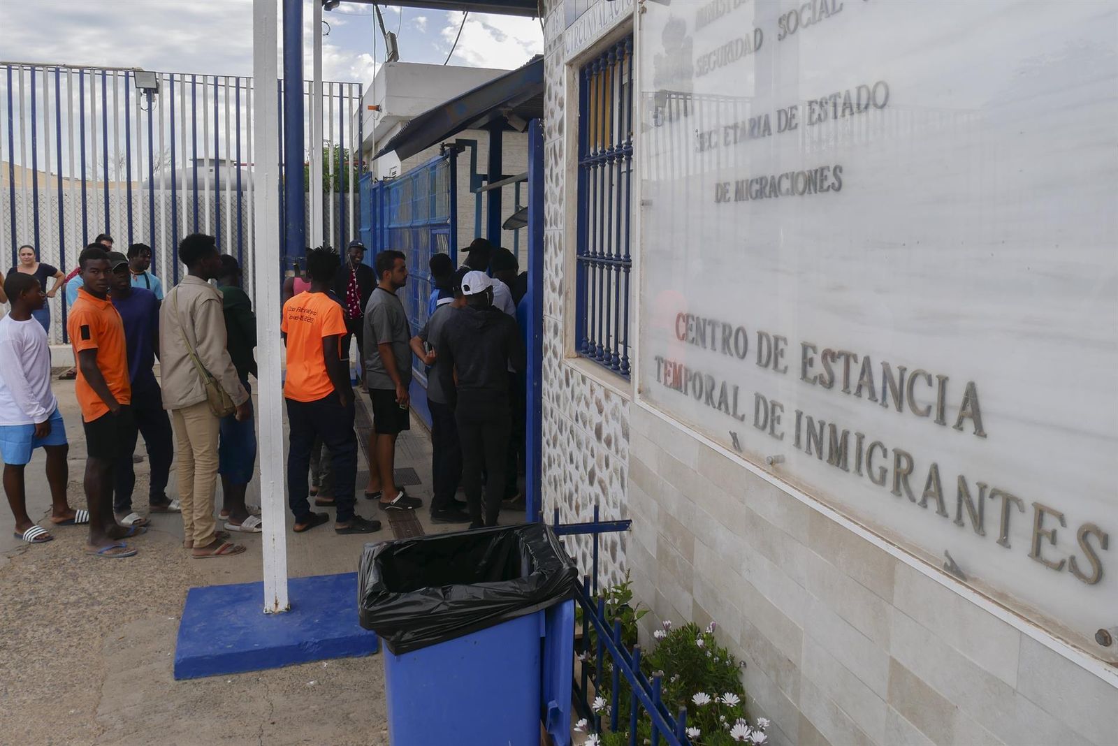 Varias decenas de inmigrantes hacen cola en el Centro de Estancia Temporal de inmigrantes (CETI) de Melilla