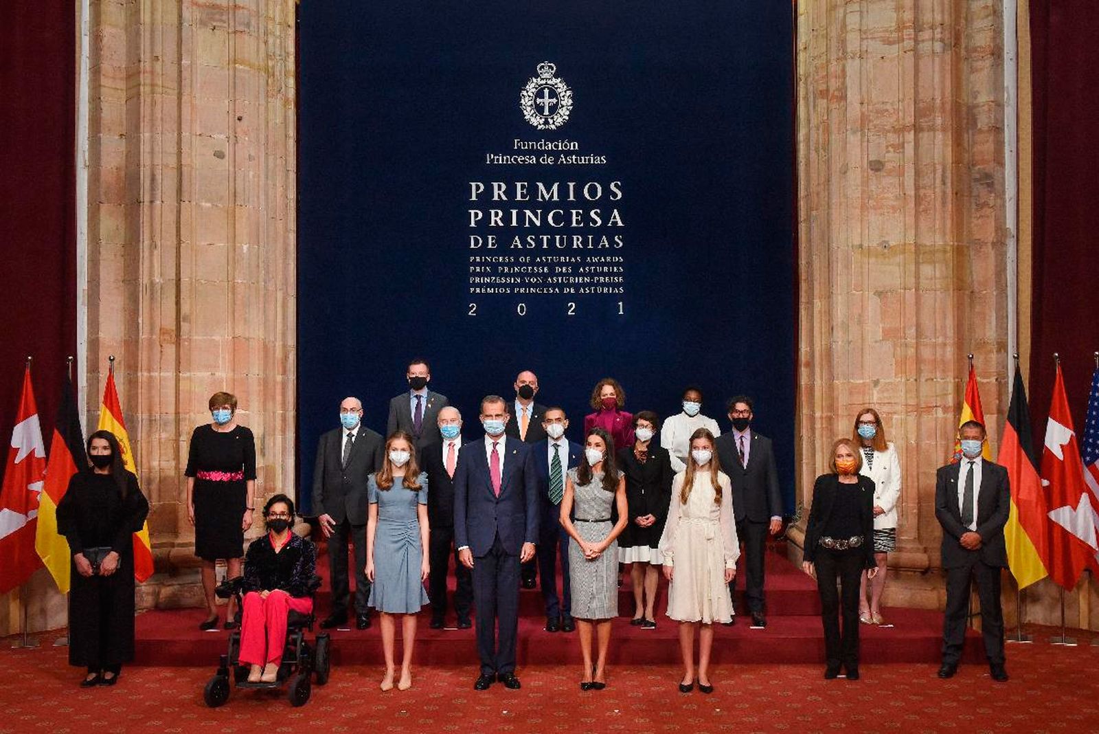 Los reyes de España y la princesa de Asturias, posan con los galardonados en los Premios Princesa de Asturias 2021