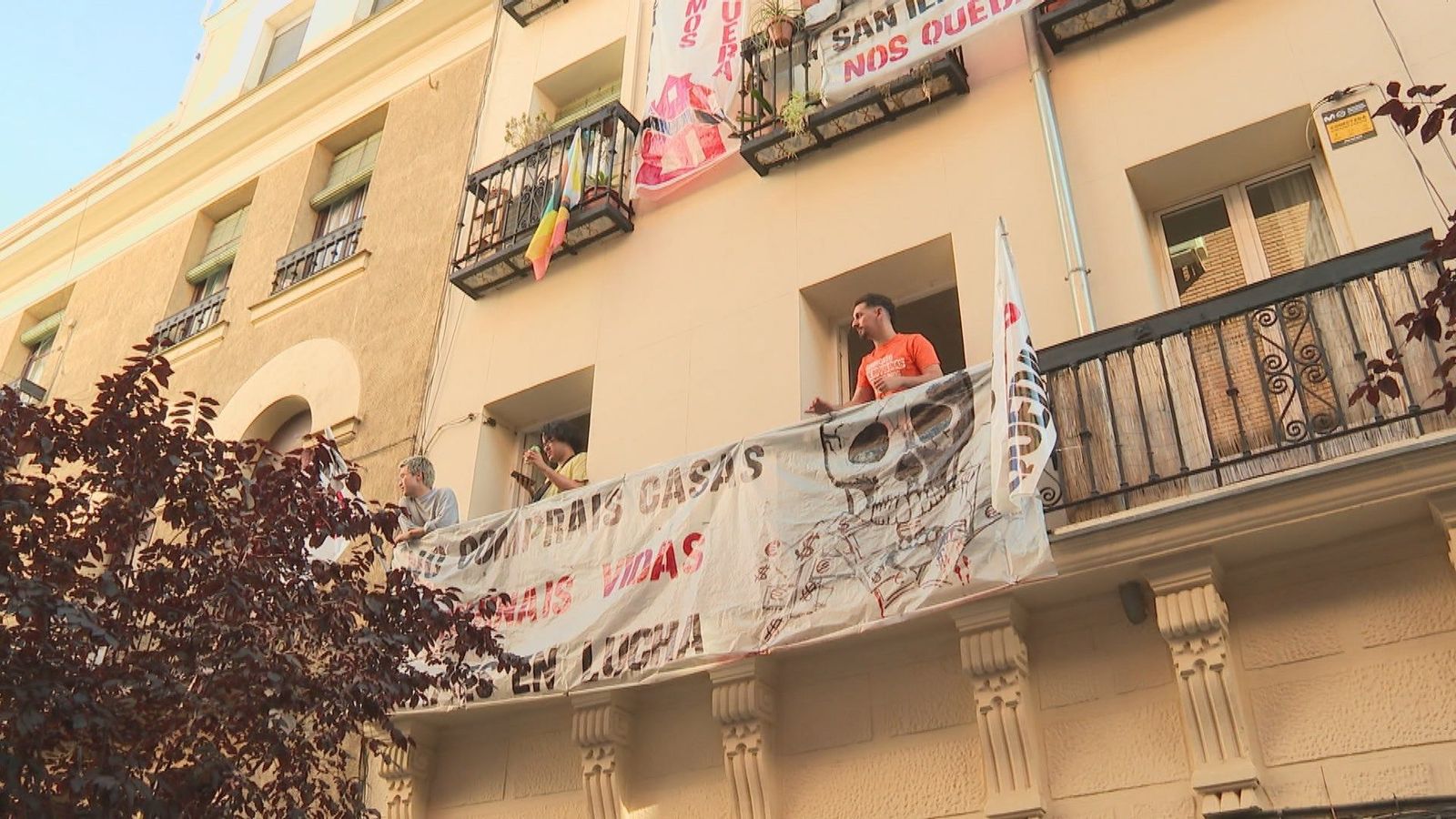 Vecinos de un edificio de Lavapiés, en pie de guerra contra un fondo buitre: "Nos quedamos"