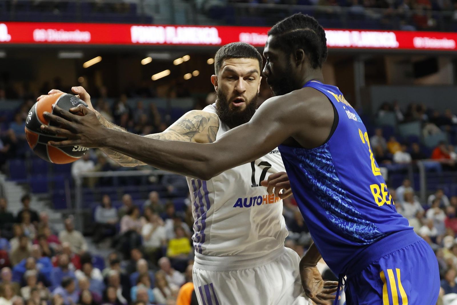 Poirier ante el Alba Berlín