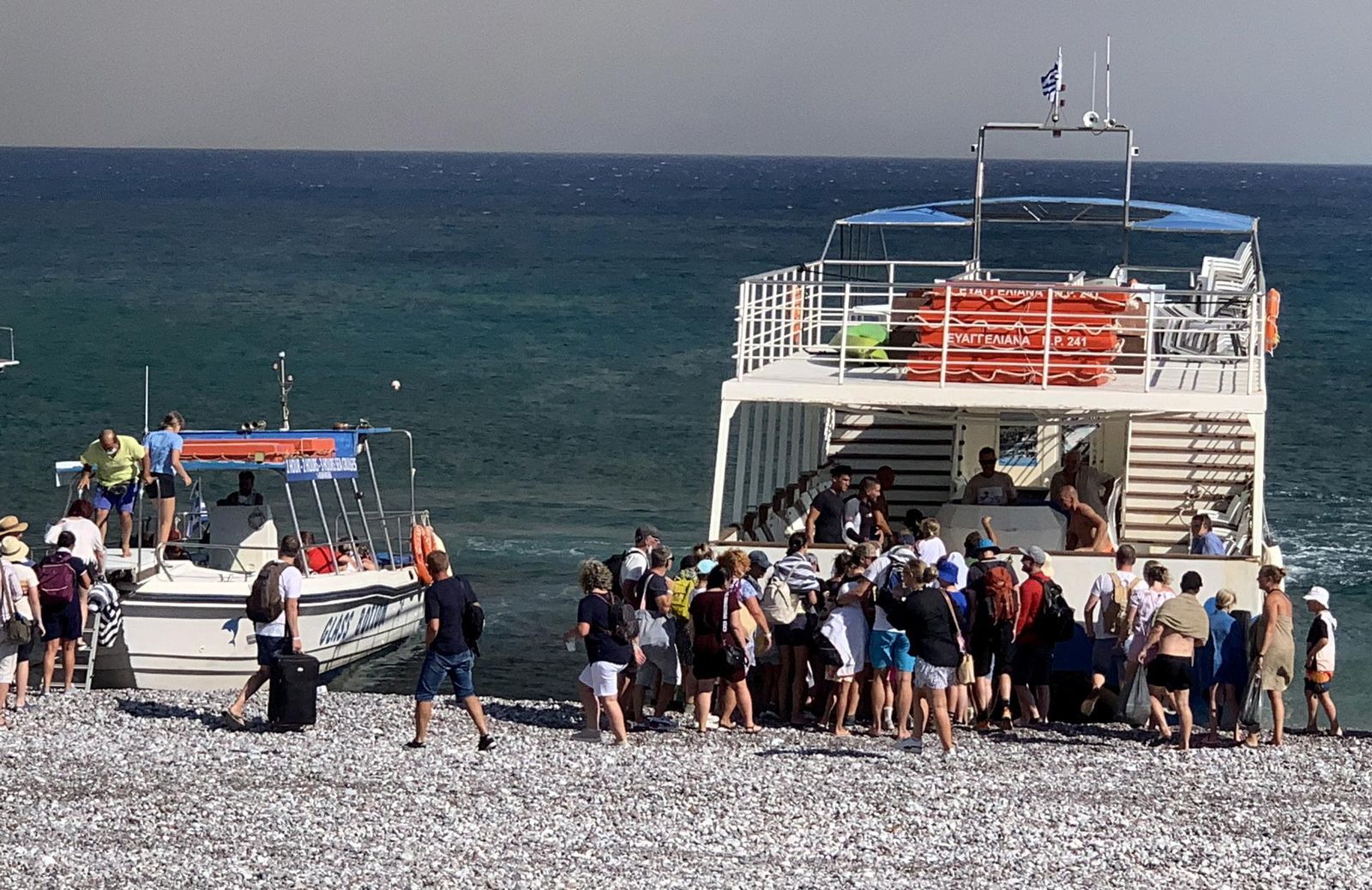 Miles de turistas evacuados debido a un gran incendio en la isla griega de Rodas