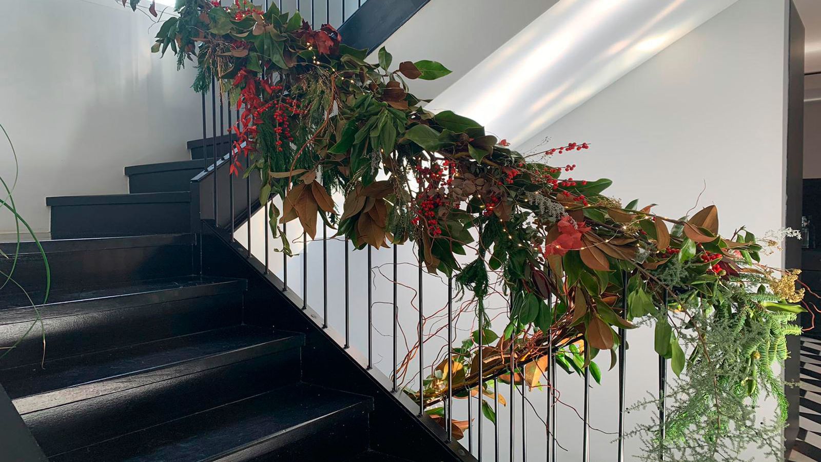 Los detalles de la Naturaleza están por toda la casa. Hasta este detalle navideño de la escalera, nos recuerda la pasión de los propietarios de esta casa por los elementos naturales.