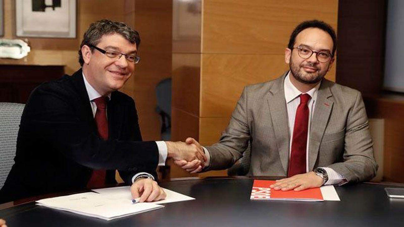 Gobierno y PSOE acuerdan prohibir por ley el corte de luz a los "más vulnerables"