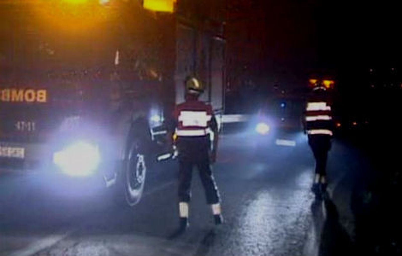 Unas 180 personas han seguido trabajando durante la noche en la zona quemada en la Sierra