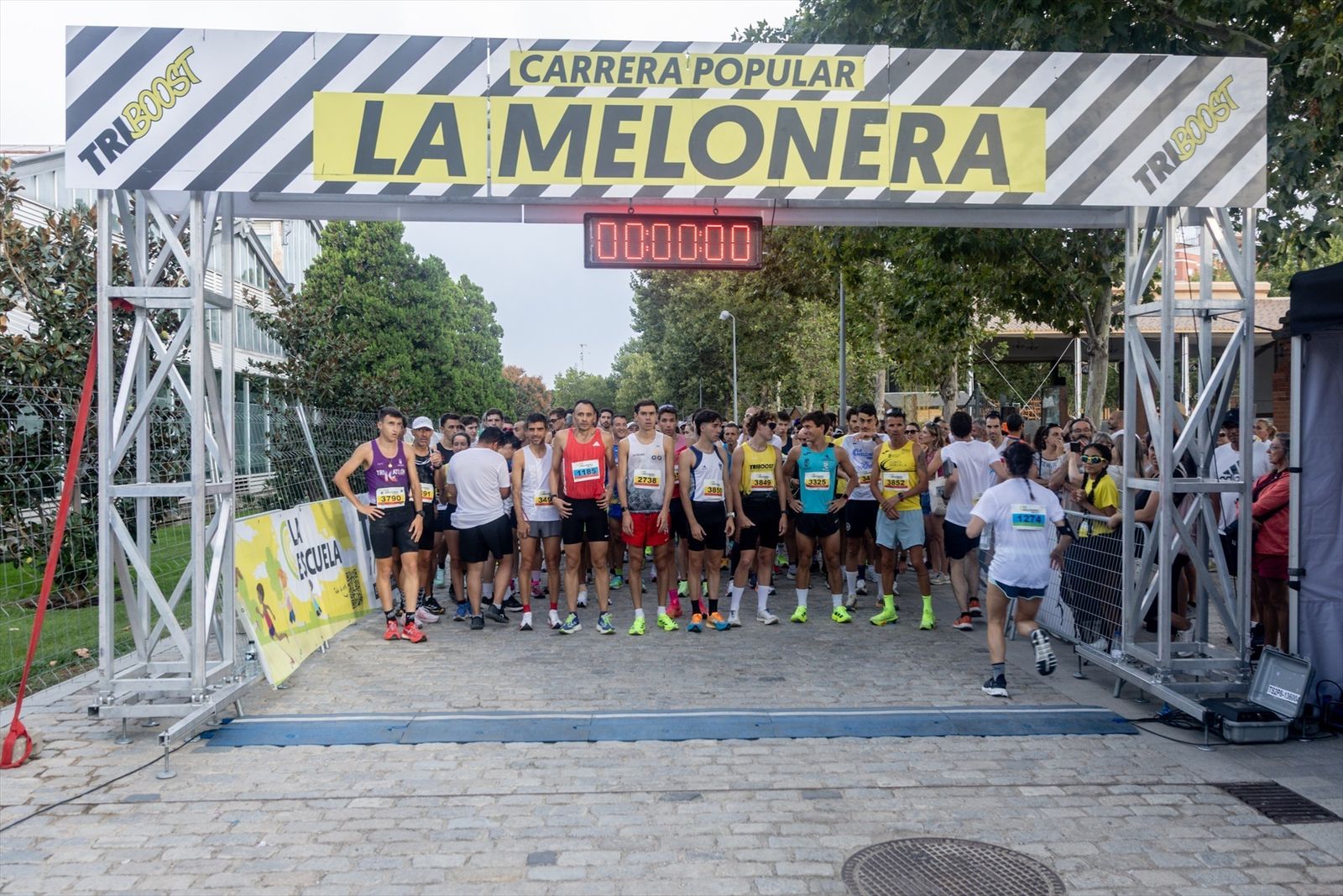 Un grupo de personas en la salida de la Carrera de La Melonera de 2025