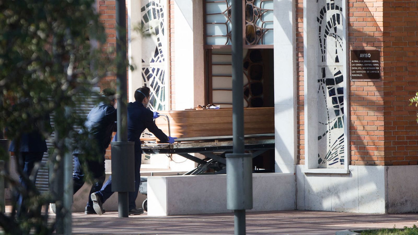 Trabajadores de los servicios funerarios en el Cementerio de La Almudena