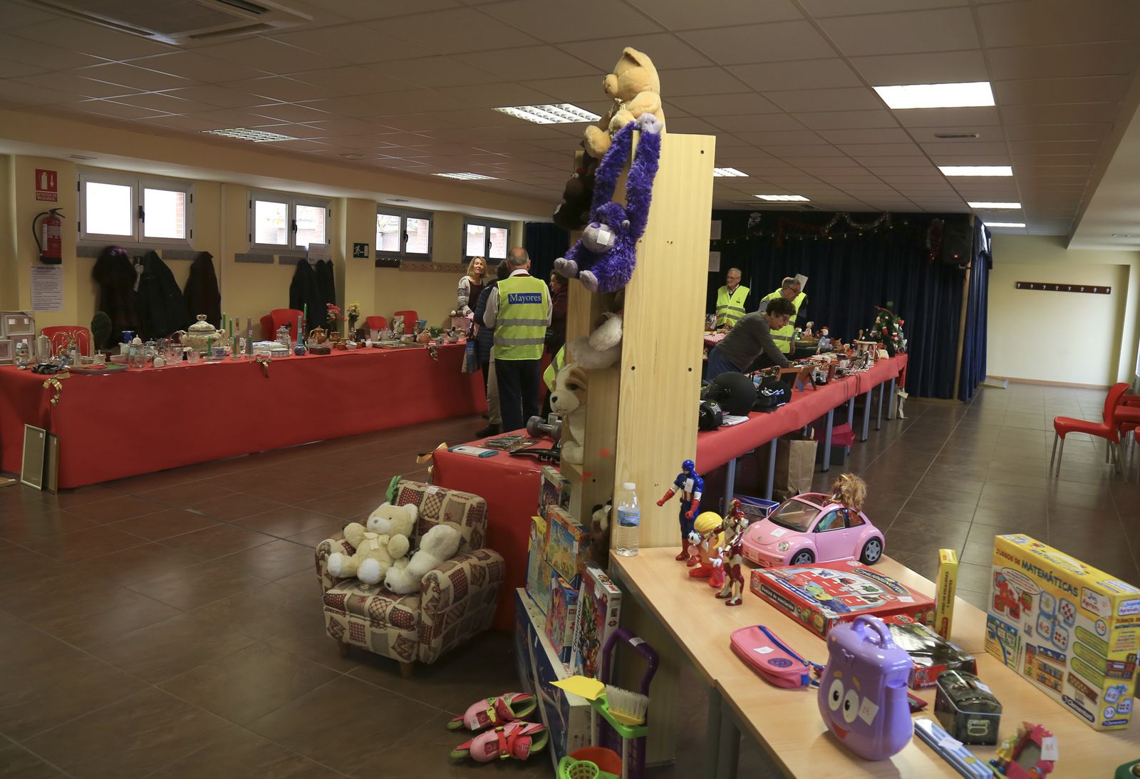 Preparativos del mercadillo en el Centro de Mayores Juan Muñoz, en Leganés