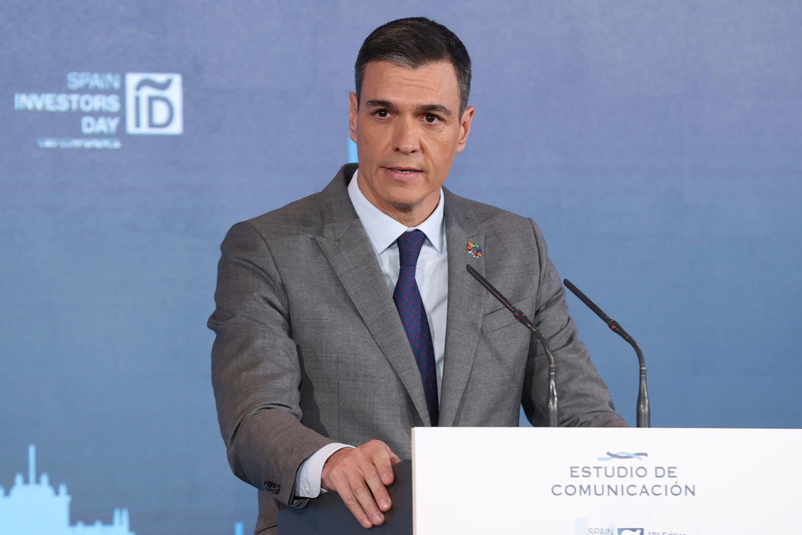 Sánchez defiende sus nuevos impuestos a  la banca y las energéticas