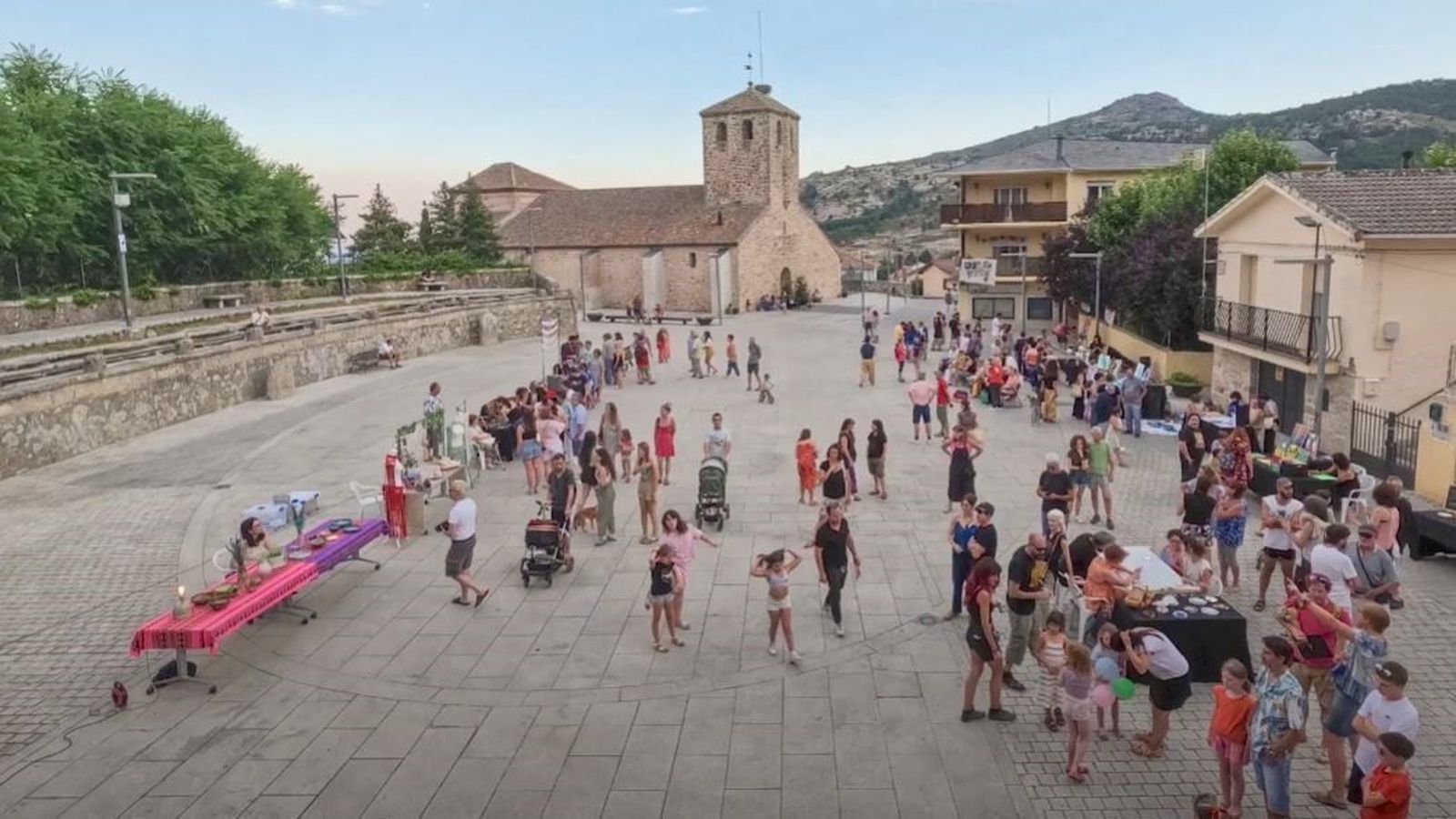 El corazón de los pueblos madrileños se convierten en lienzos vivientes con 'Arte vivo en la plaza'