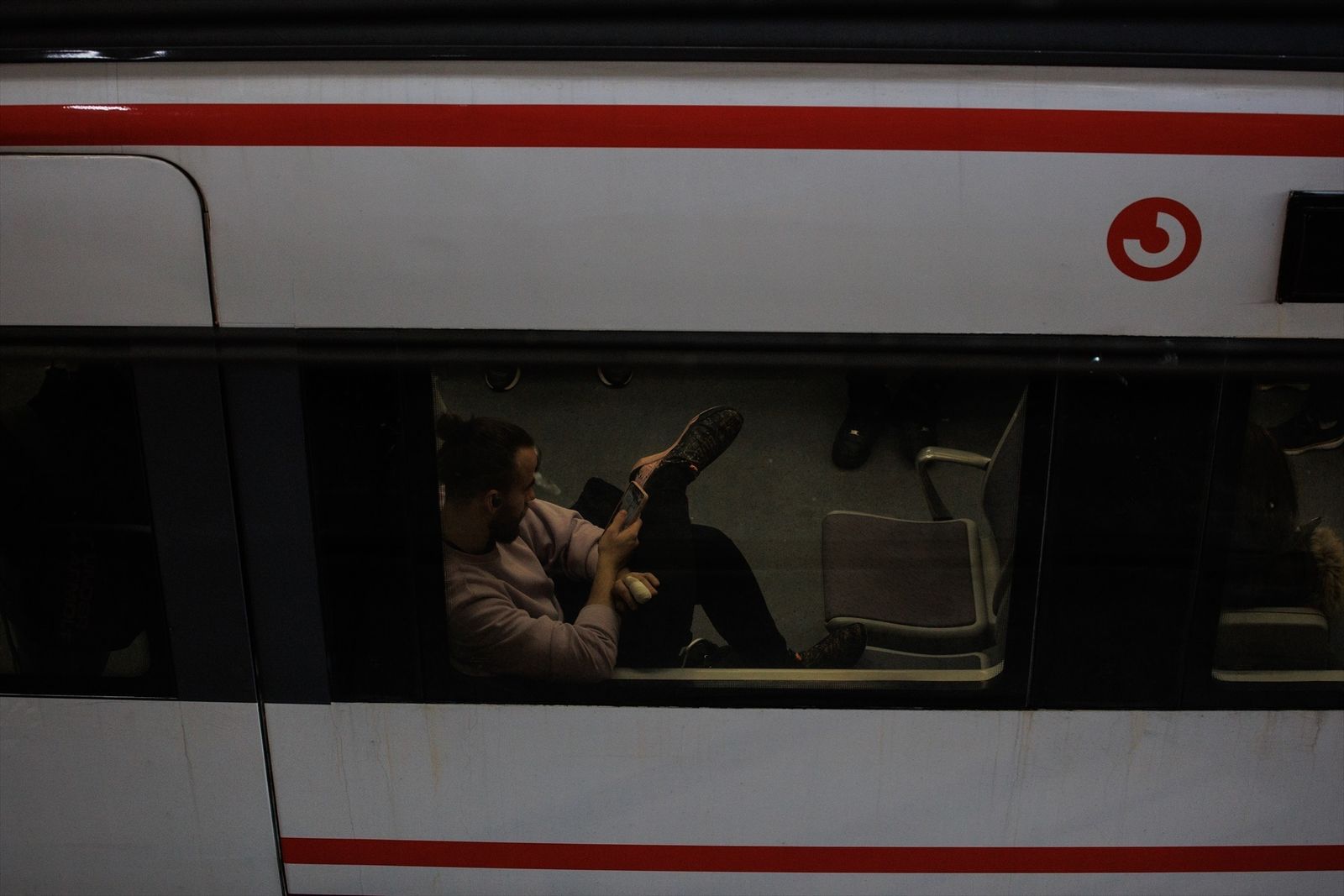 Viajero en un tren Civis de Cercanías Madrid