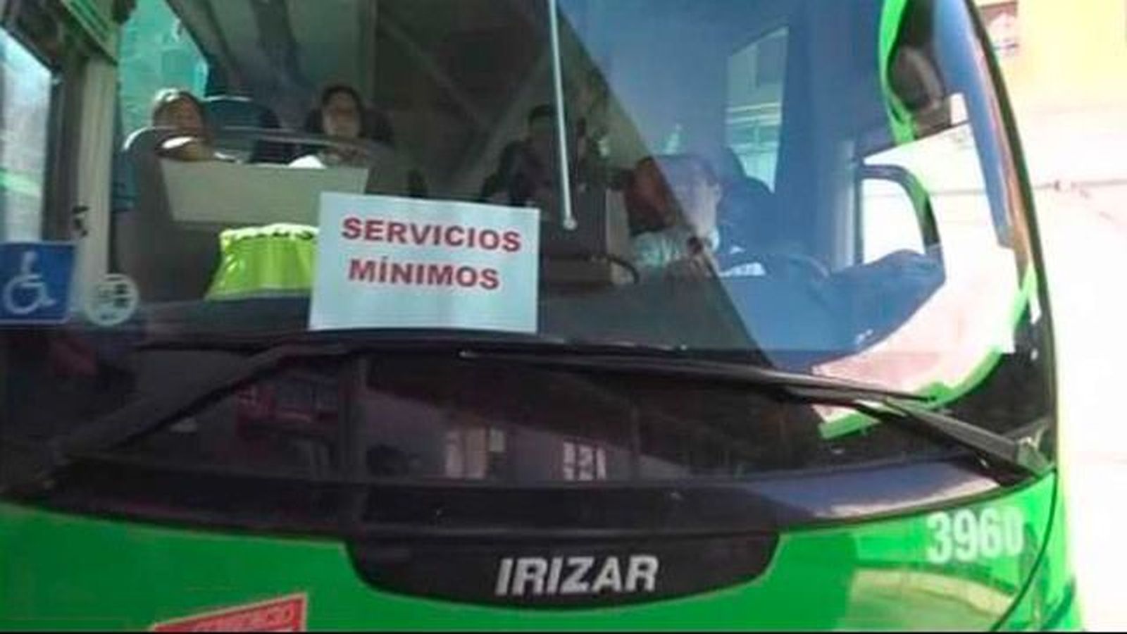 Actos vandálicos en el primer día de huelga de autobuses en la sierra oeste