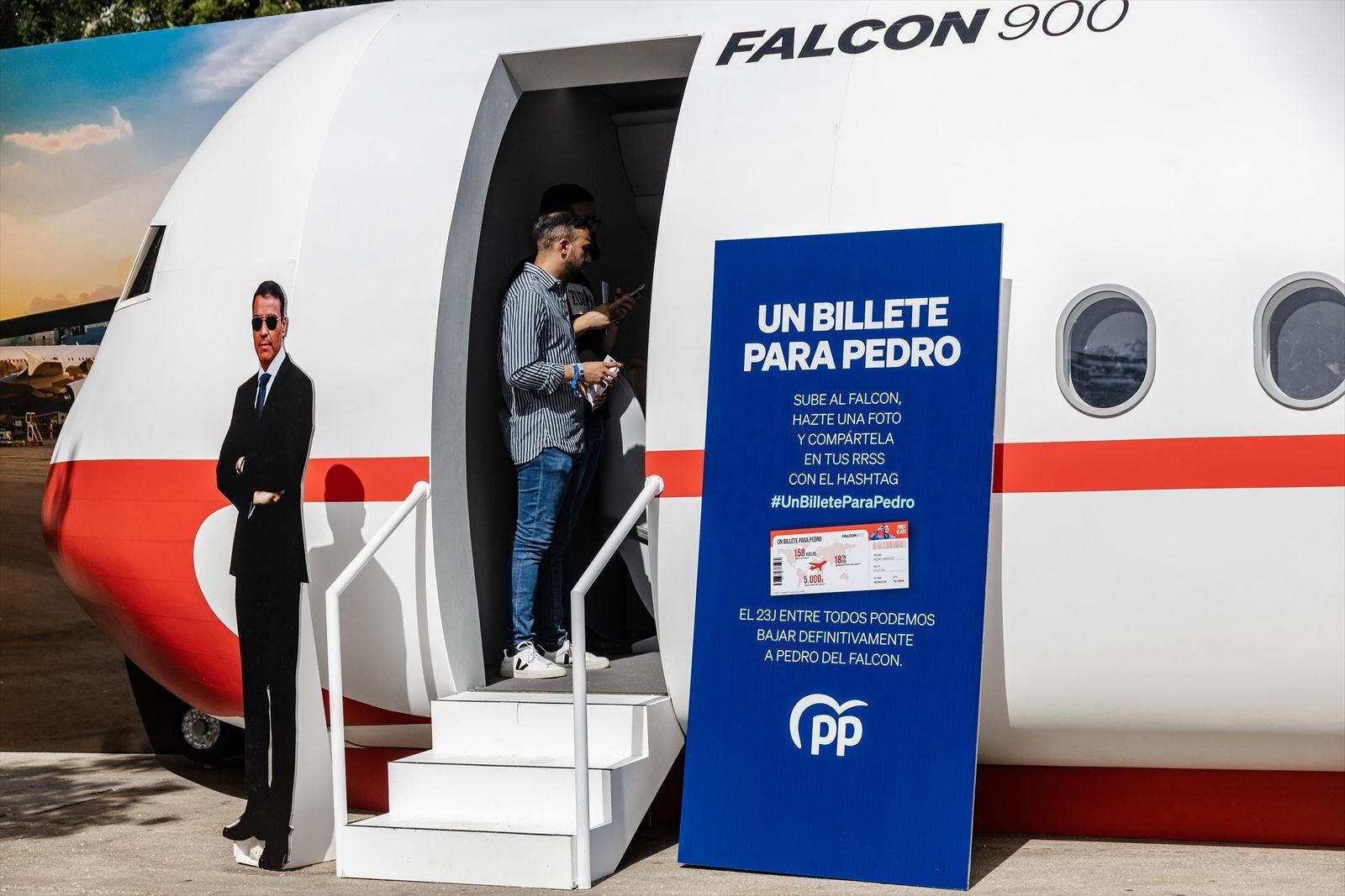 Maqueta del Falcon instalada por el PP en Recoletos
