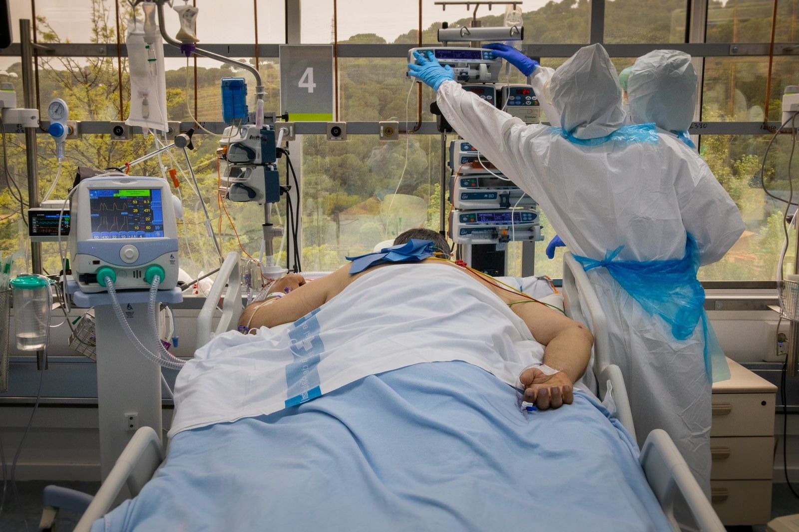 Sanitarios atienden a un paciente de covid-19
