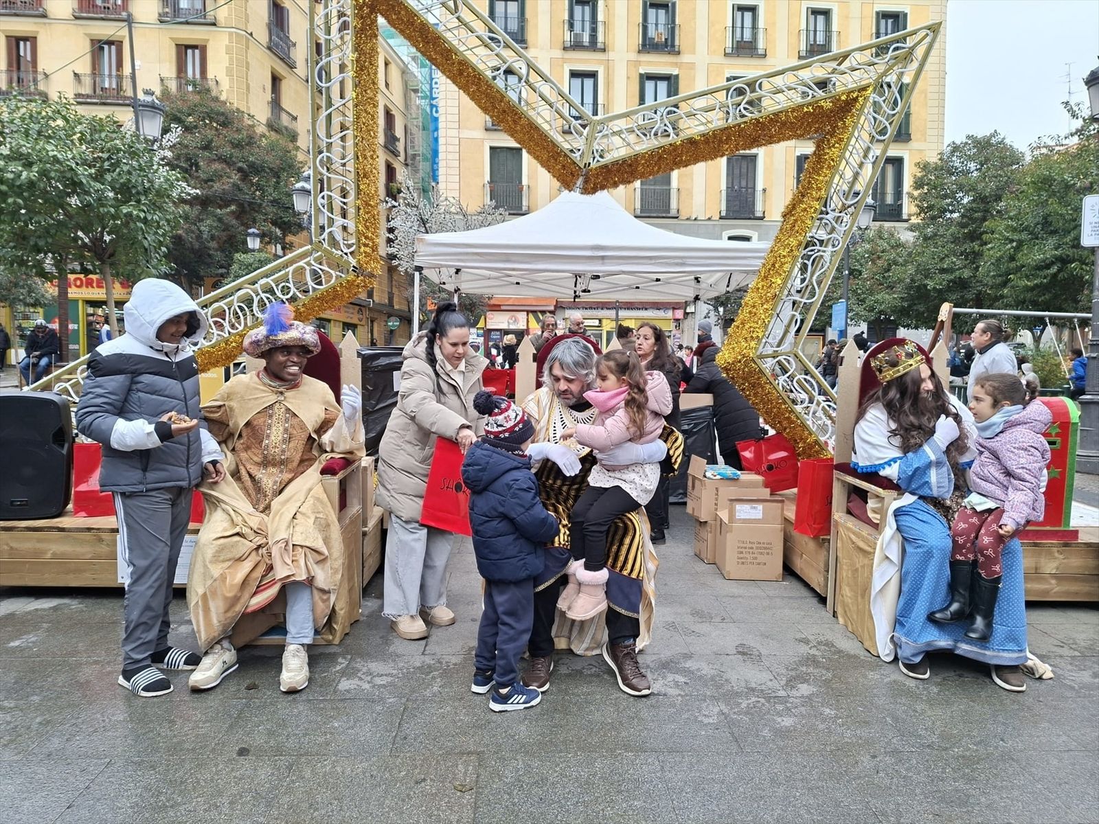 Una nueva campaña solidaria reparte más de 600 juguetes para niños en Lavapiés