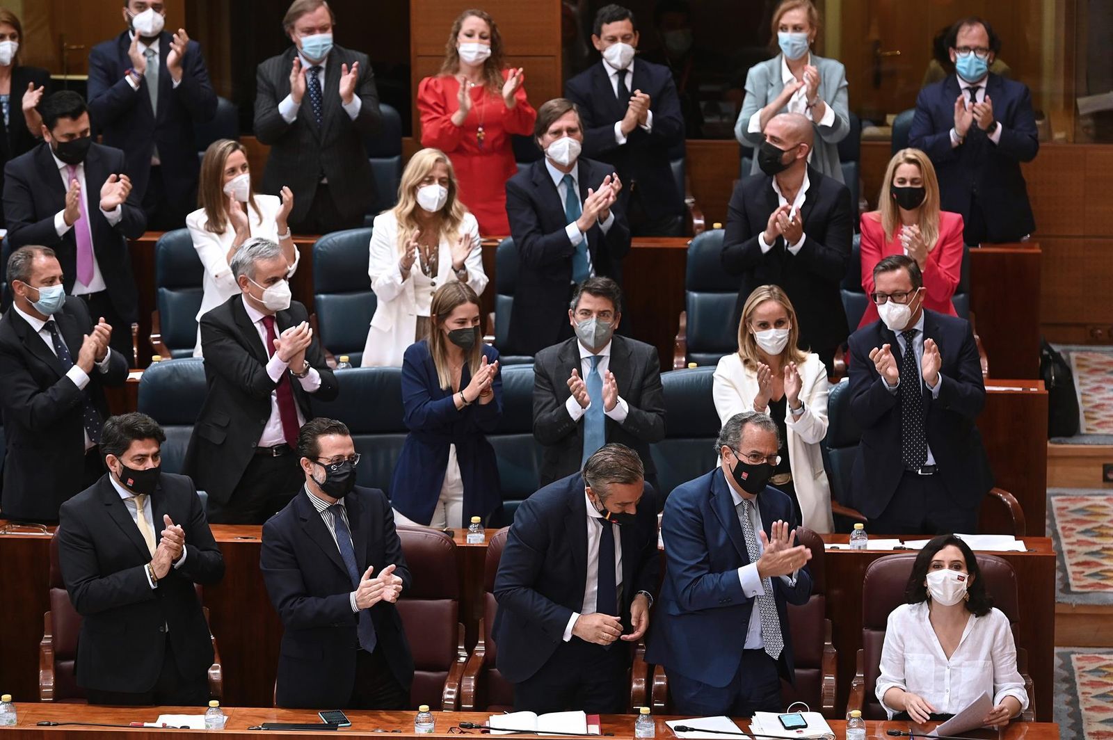Los diputados del PP aplauden a Isabel Díaz Ayuso en la Asamblea de Madrid