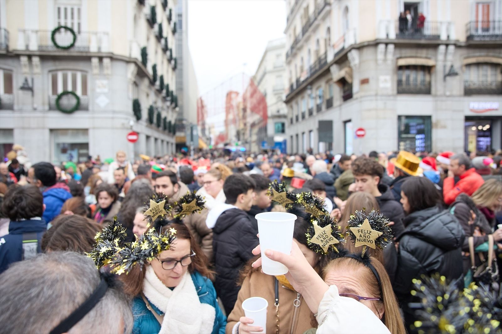 Varias personas celebran las Preúvas en la Puerta del So