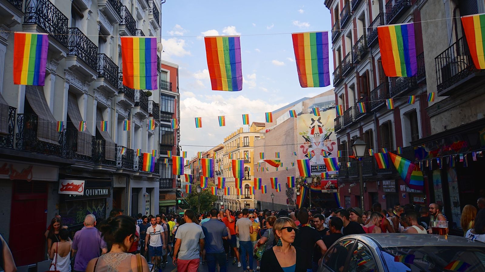 Madrid se tiñe de arcoíris para reivindicar los avances en derechos LGTBI+