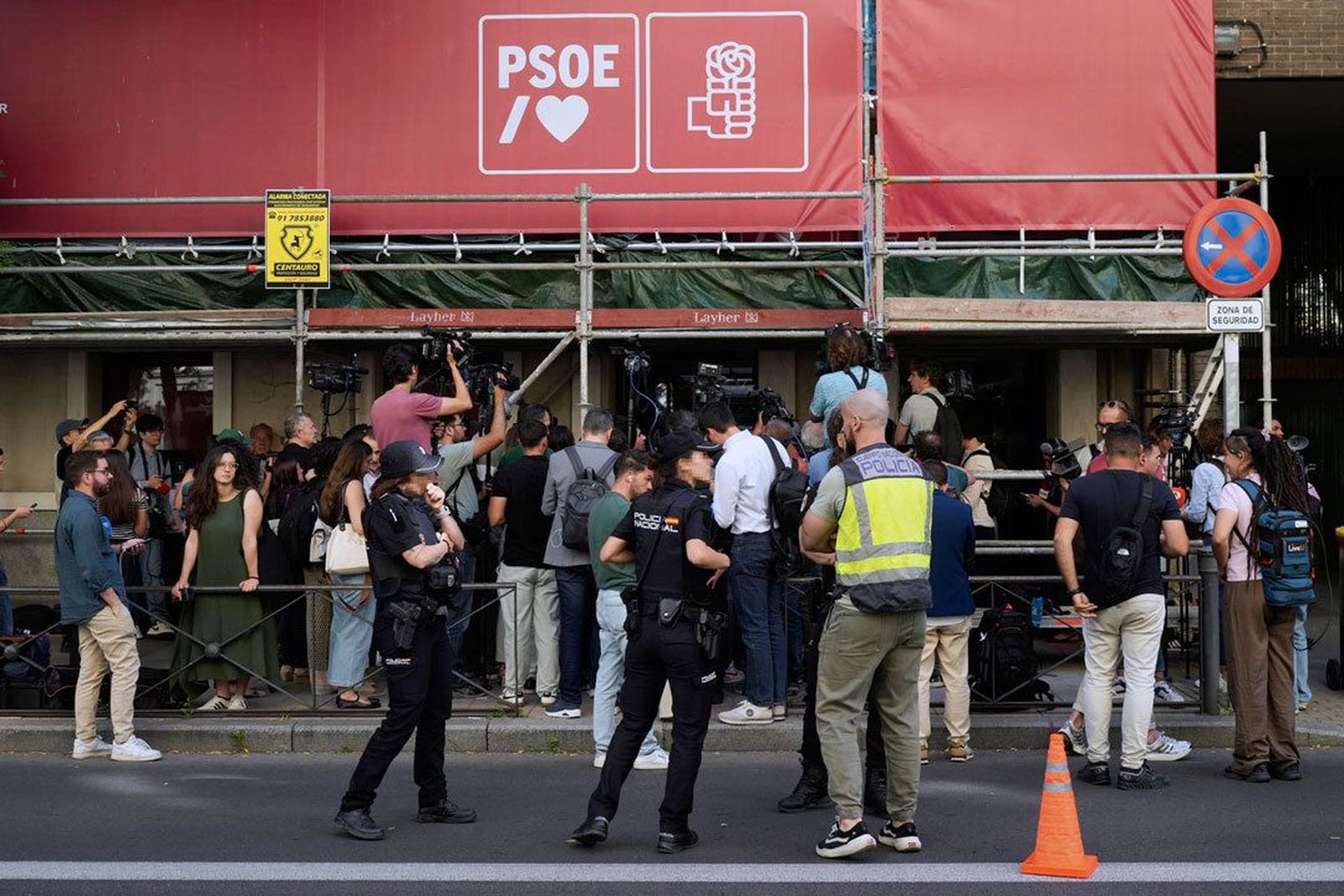 Macroperación de la UCO por orden de la Audiencia Nacional contra la financiación de las cloacas del PSOE