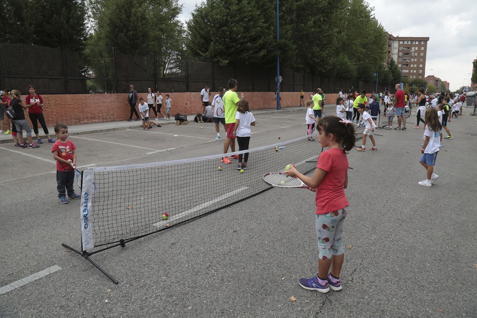 Actividad de tenis en las colonias de verano del Ayuntamiento de Leganés