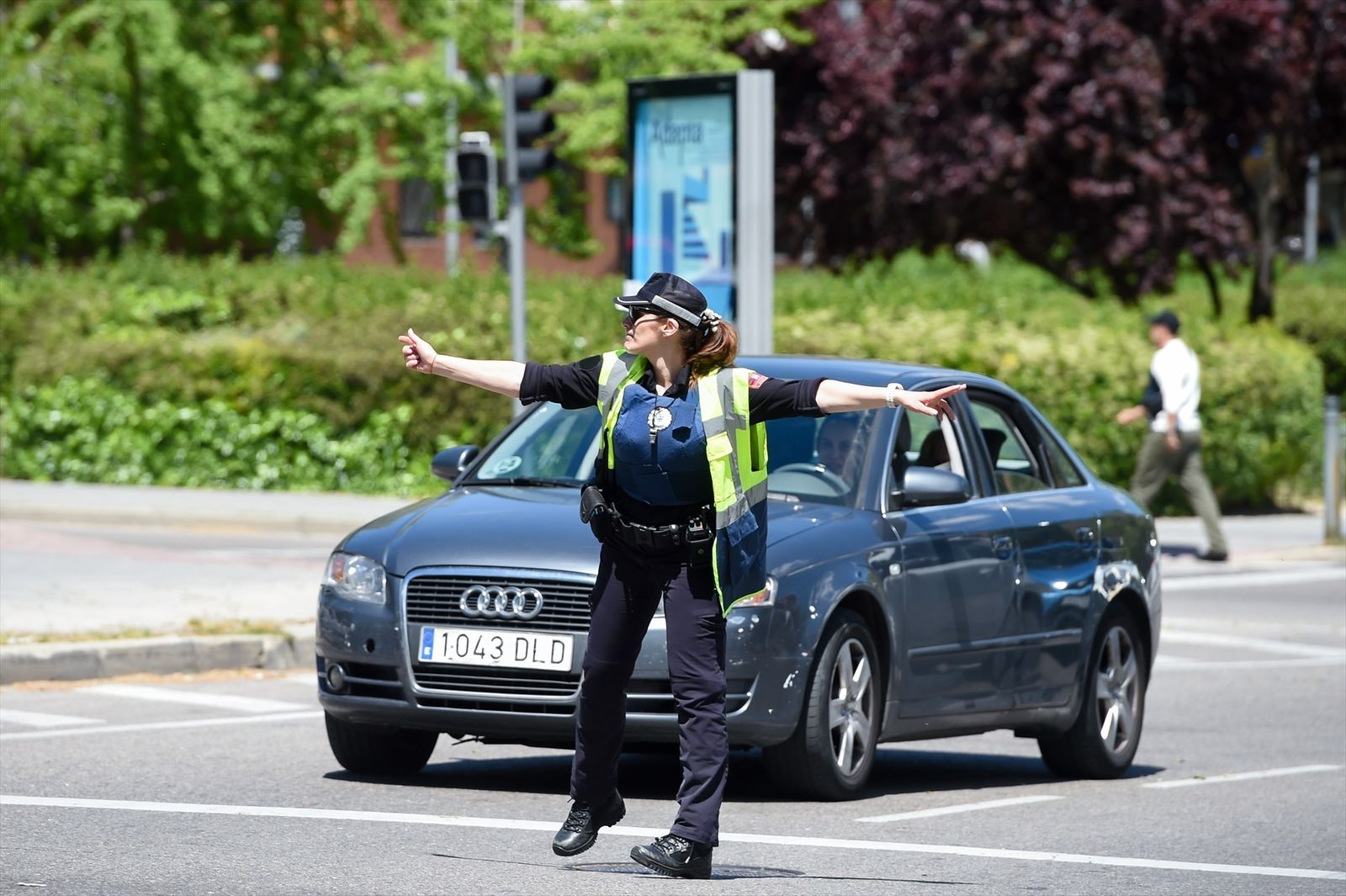 Una agente de la Policía Municipal de Madrid controla el tráfico en la Avenida de la Albufera