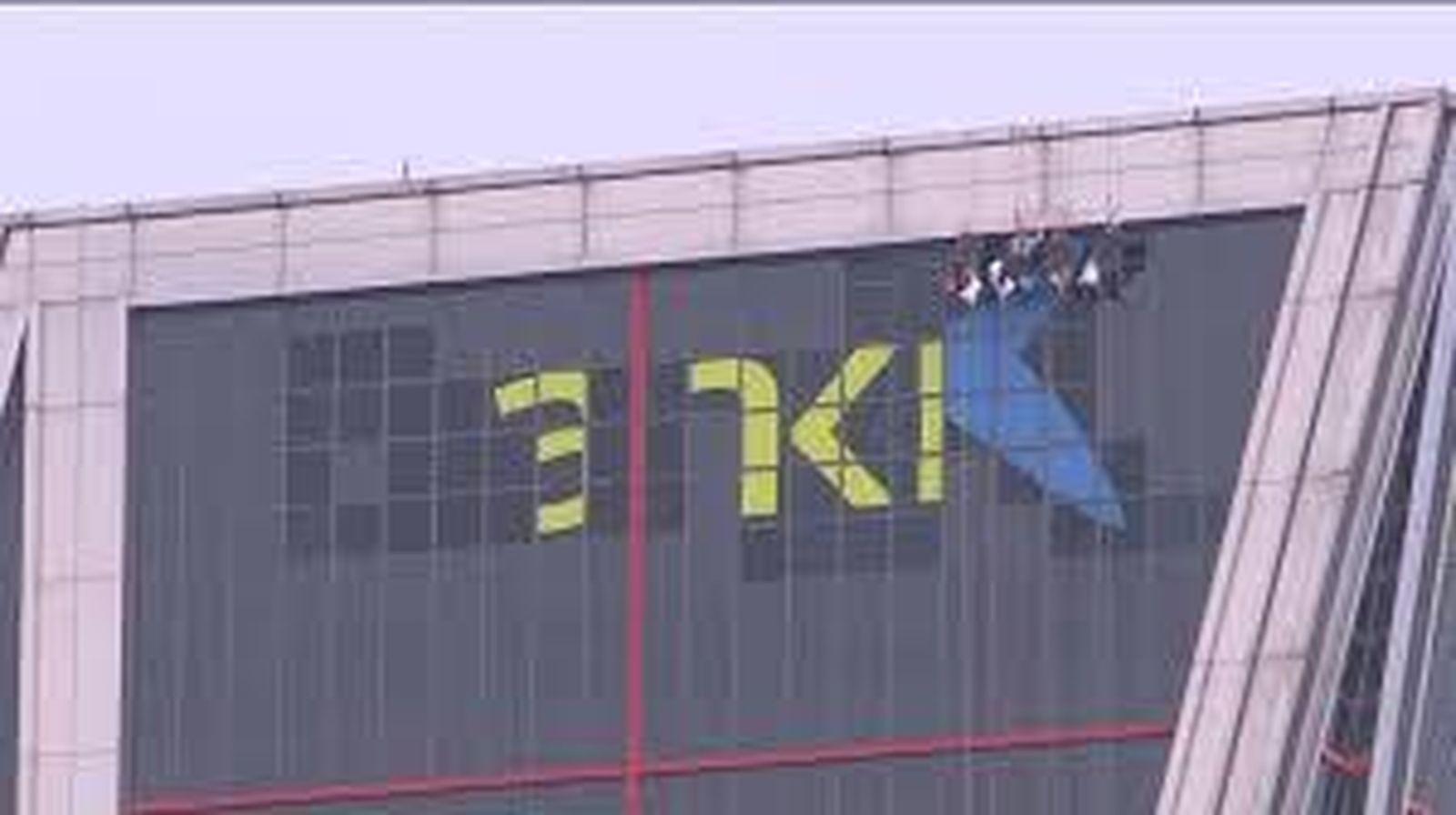 Sustitución del logo de Bankia por el de Caixa Bank en una de las torres de la Plaza de Castilla de Madridnkia con algunos servicios de banca electrónica suspendidos