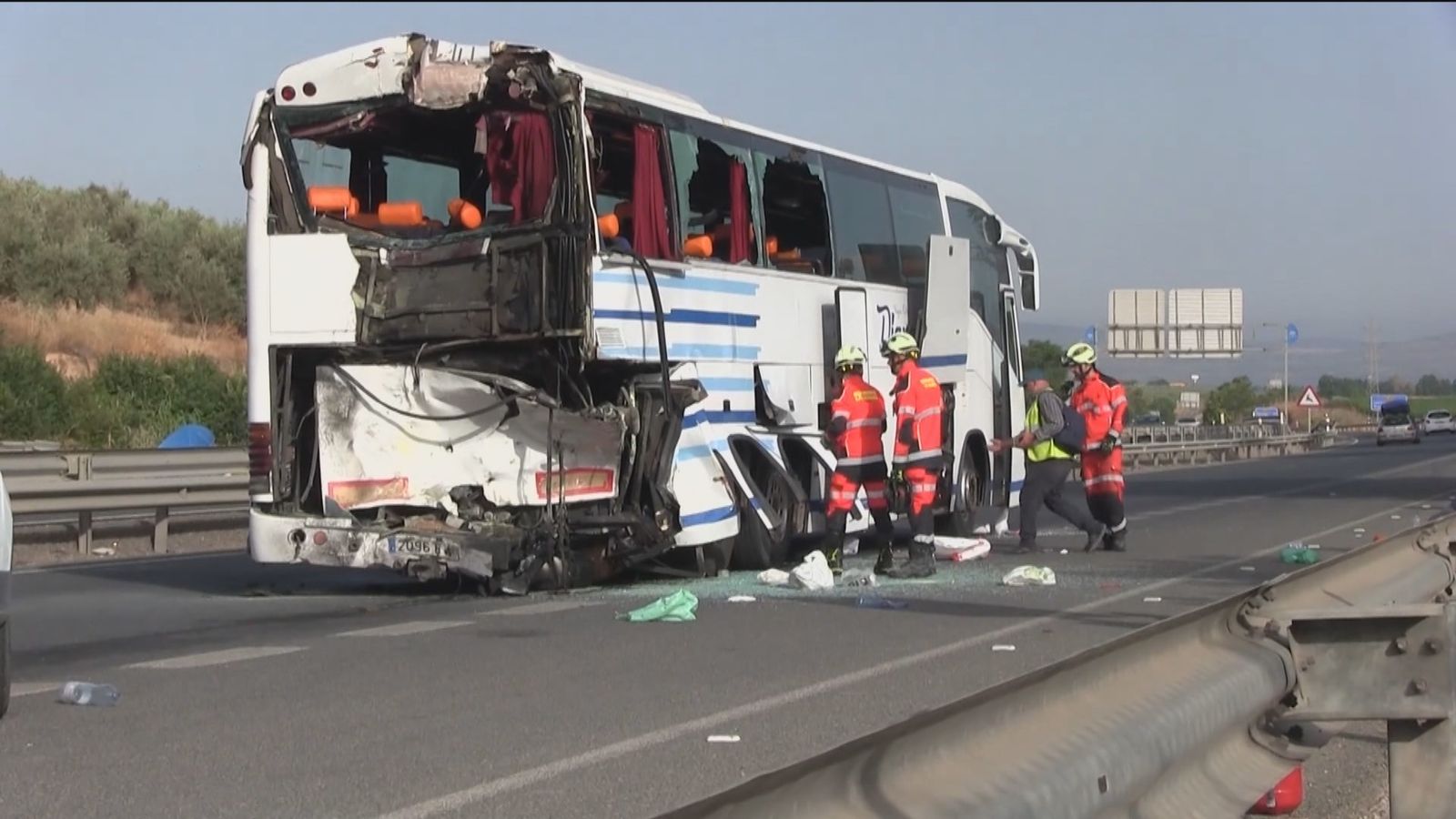 Un muerto y 35 heridos en un accidente de autobuses en Granada
