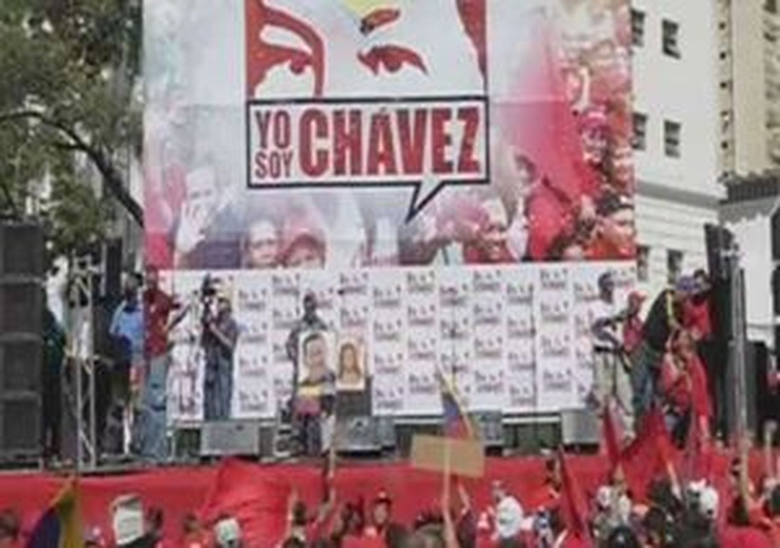 Miles de personas se manifiestan en Caracas en apoyo al presidente Chávez