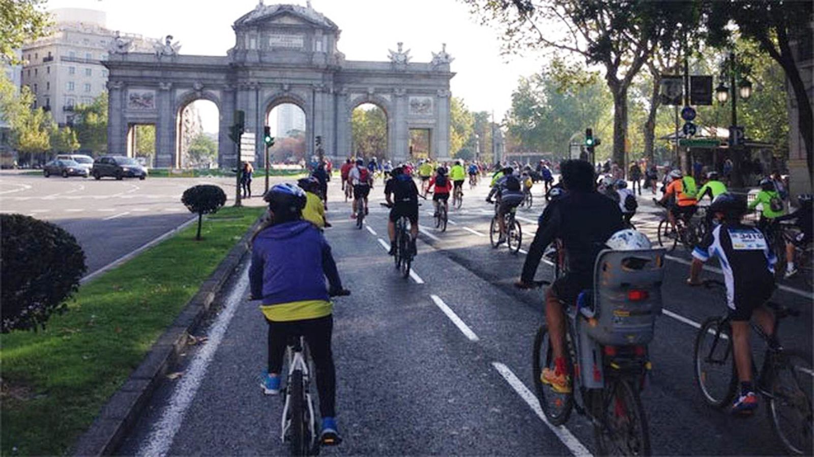 Ciclistas en la Puerta de Alcalá