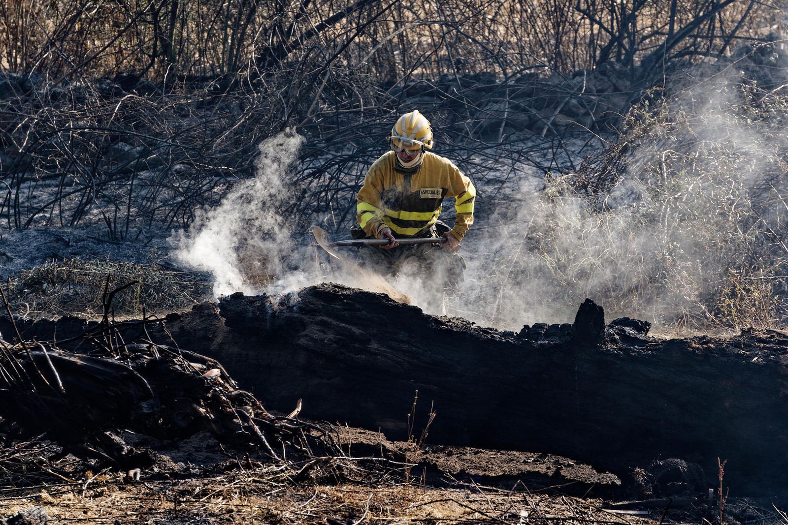 Un miembro de una cuadrilla trabaja en uno de los puntos calientes del incendio de Las Navas del Marqués