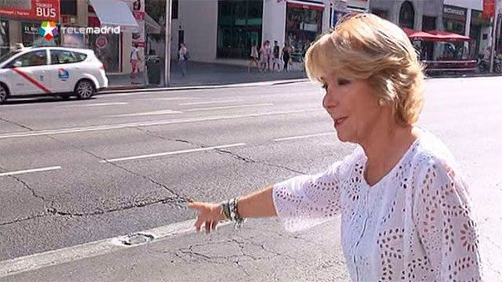 Aguirre denuncia con un paseo por Gran Vía el mal estado de las calzadas