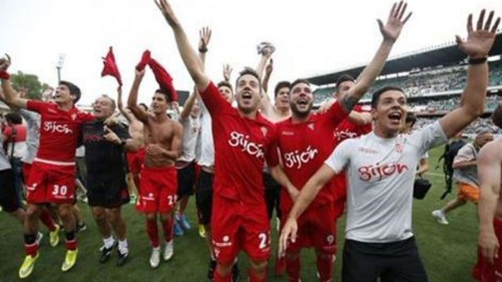 El Sporting vuelve a Primera, el Zaragoza promociona y el Racing baja