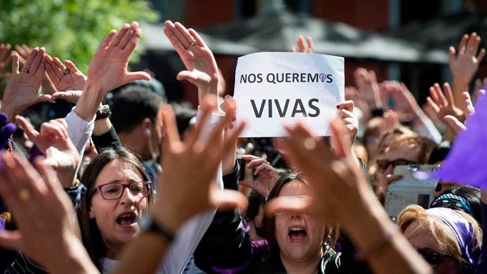 Concentración contra el fallo judicial de "La manada" en la Puerta del Sol, coincidiendo con los actos conmemorativos de la Fie