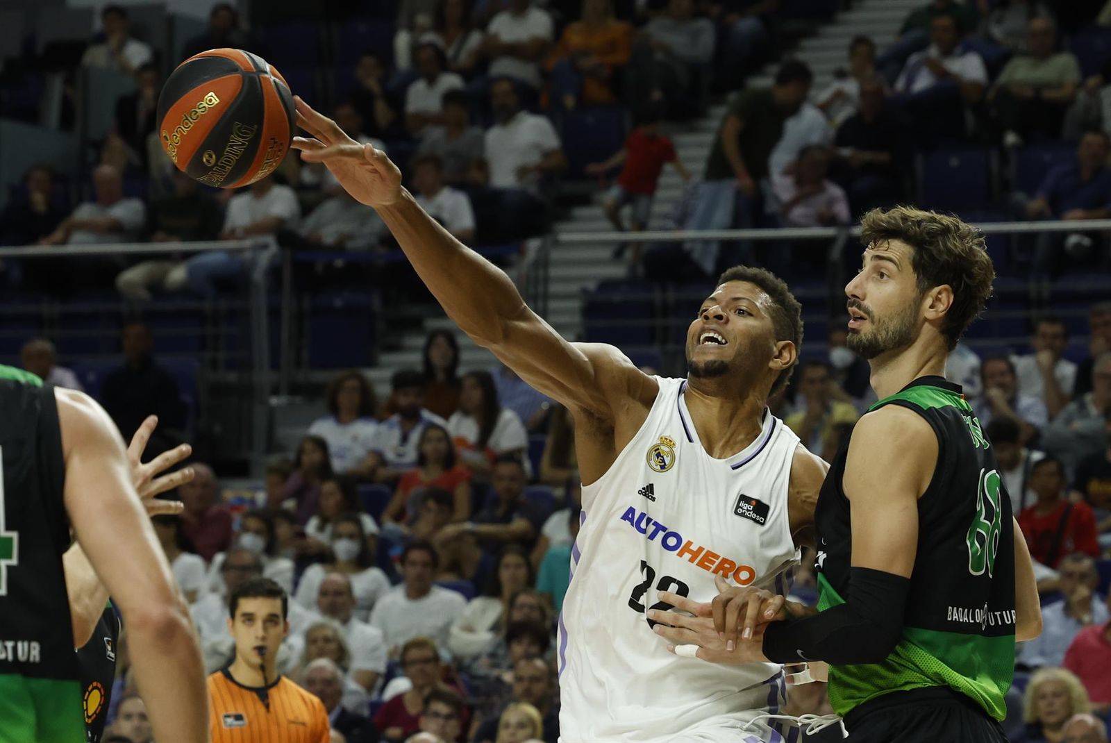 El pívot del Real Madrid Tavares con el balón ante el pívot del Joventut de Badalona Ante Tomic