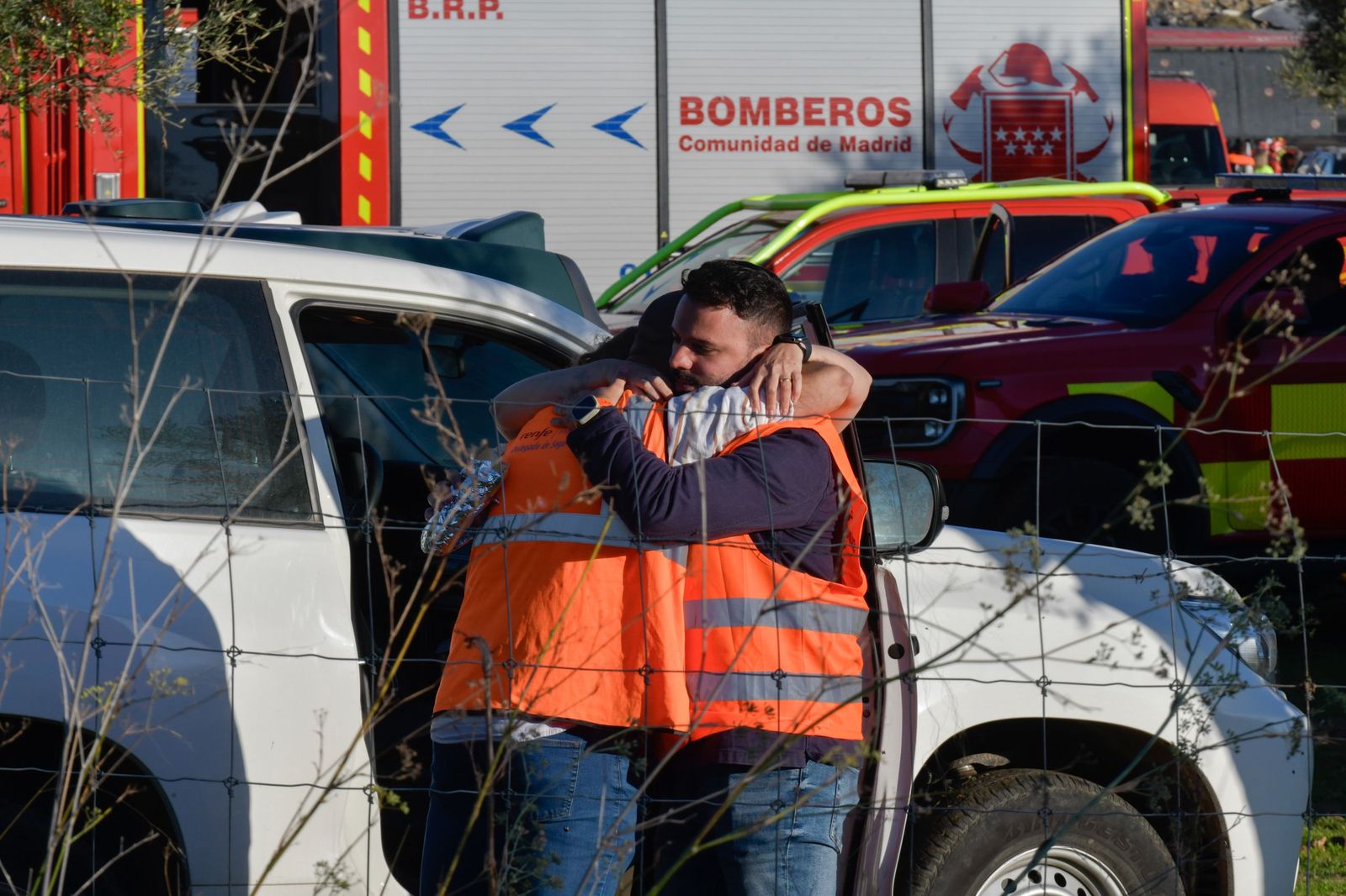 Dos personas se abrazan en el lugar del accidente de tren en Urda (Toledo)