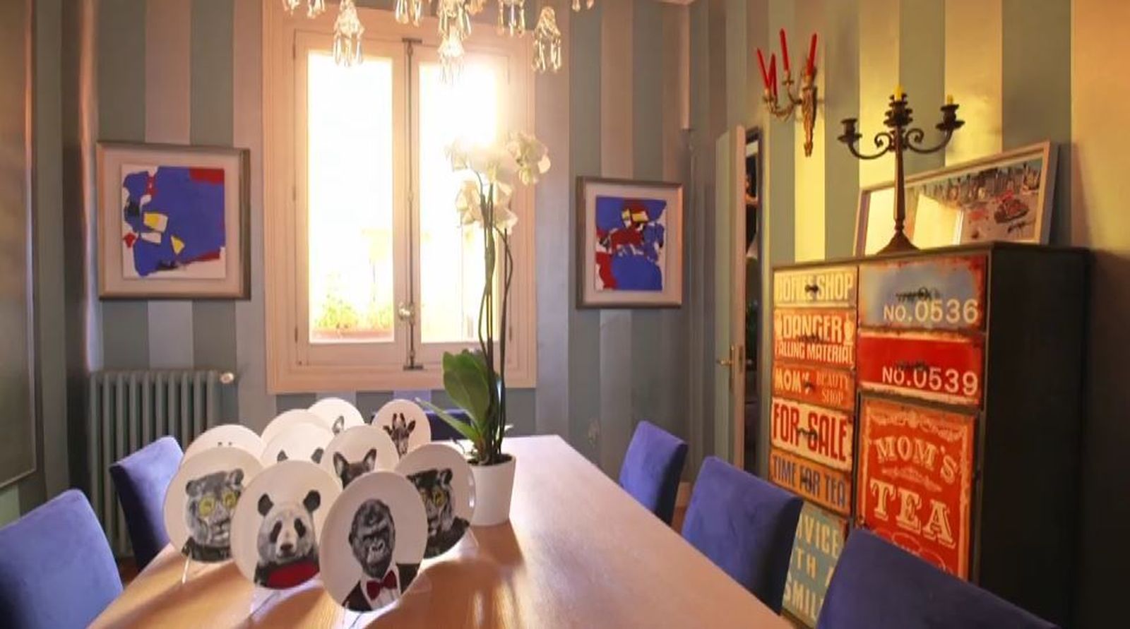 Y esta encantadora salita en donde no faltan los detalles decorativos.