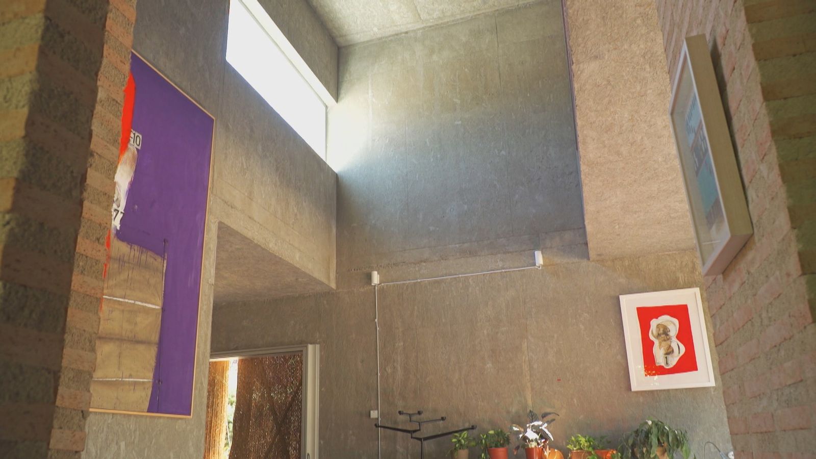 En gran medida lo ha conseguido por los cuadros de llamativos colores y la luz que entra a través de ventanas situadas en la pared de forma estratégica.