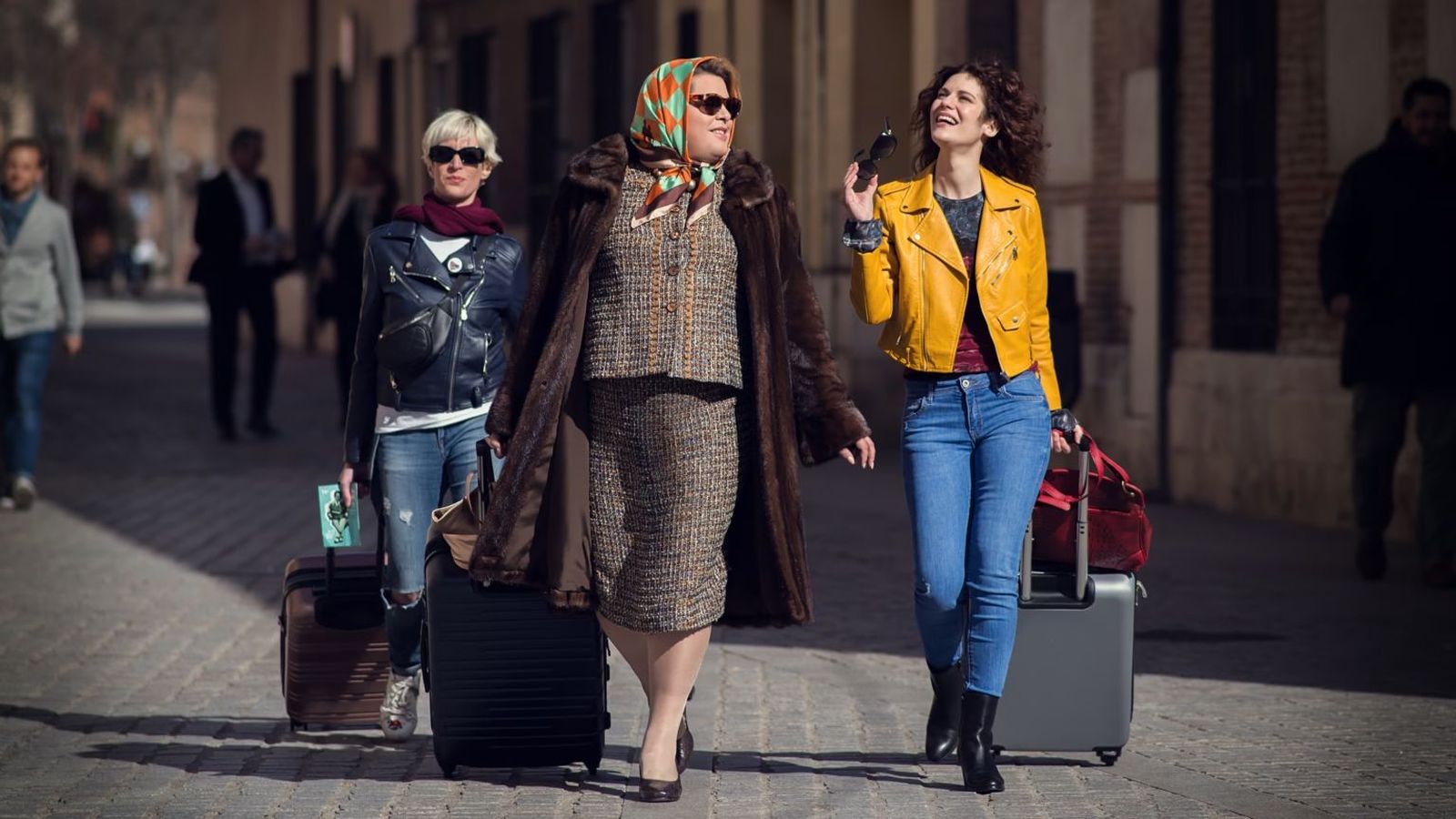 Escena de la serie de televisión 'Paquita Salas' rodada en una calle de Madrid