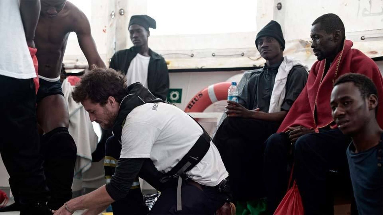 Olas de 3 metros y fuerte viento retrasan el avance del 'Aquarius' hacia Valencia