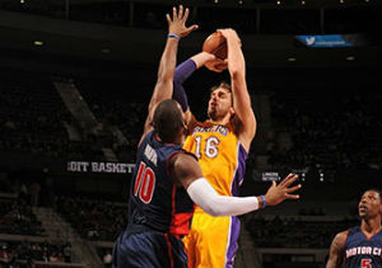 Pau Gasol ante Detroit
