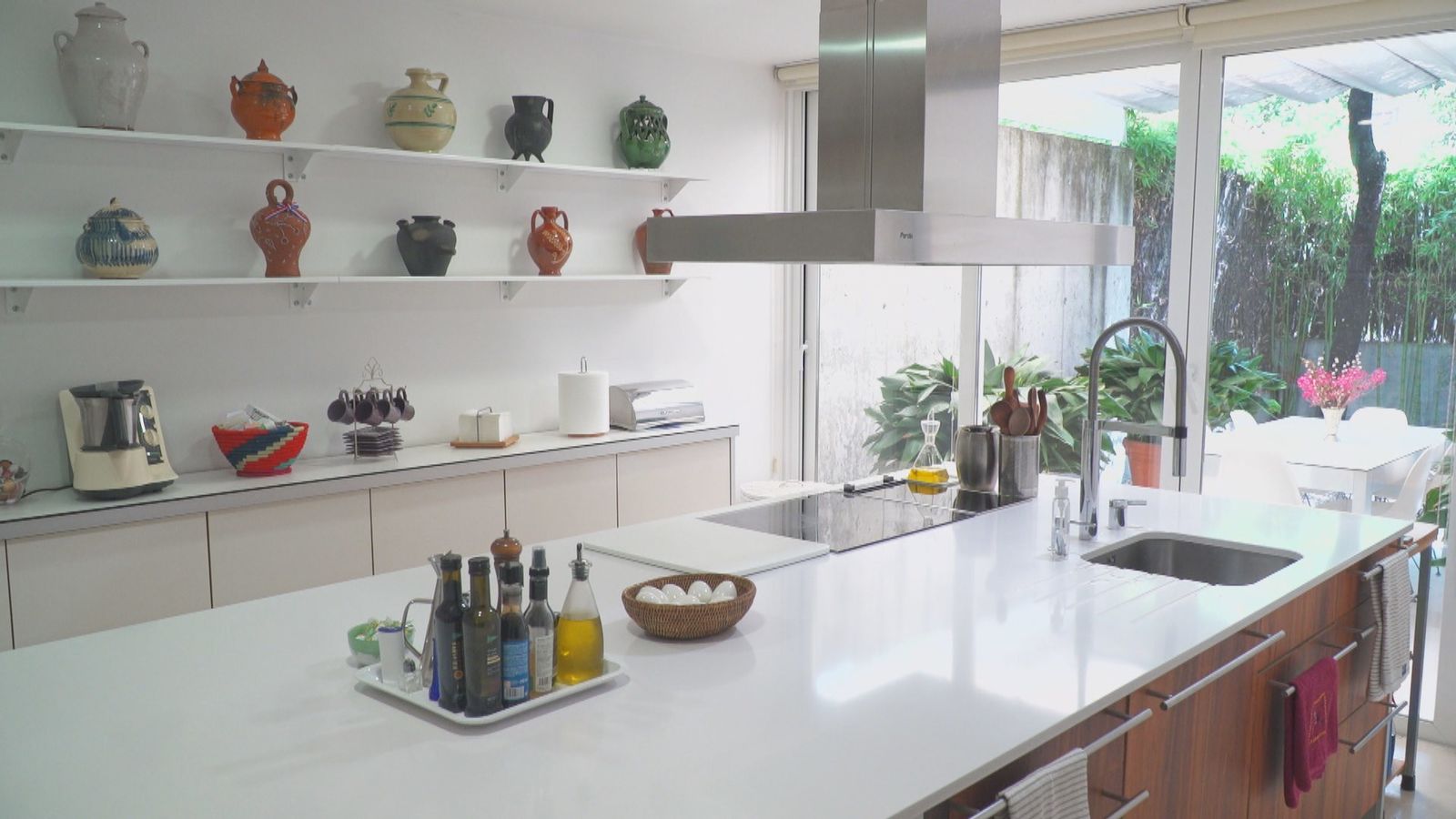 La cocina es un lugar luminoso y acogedor, en donde Carmen guarda una colección de vasijas.