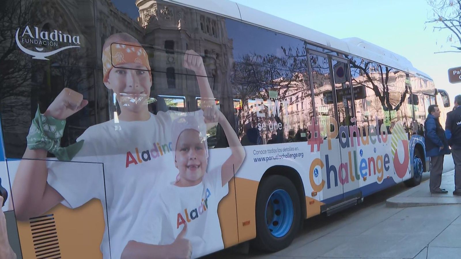Campaña contra el cáncer en los autobuses y marquesinas de la EMT