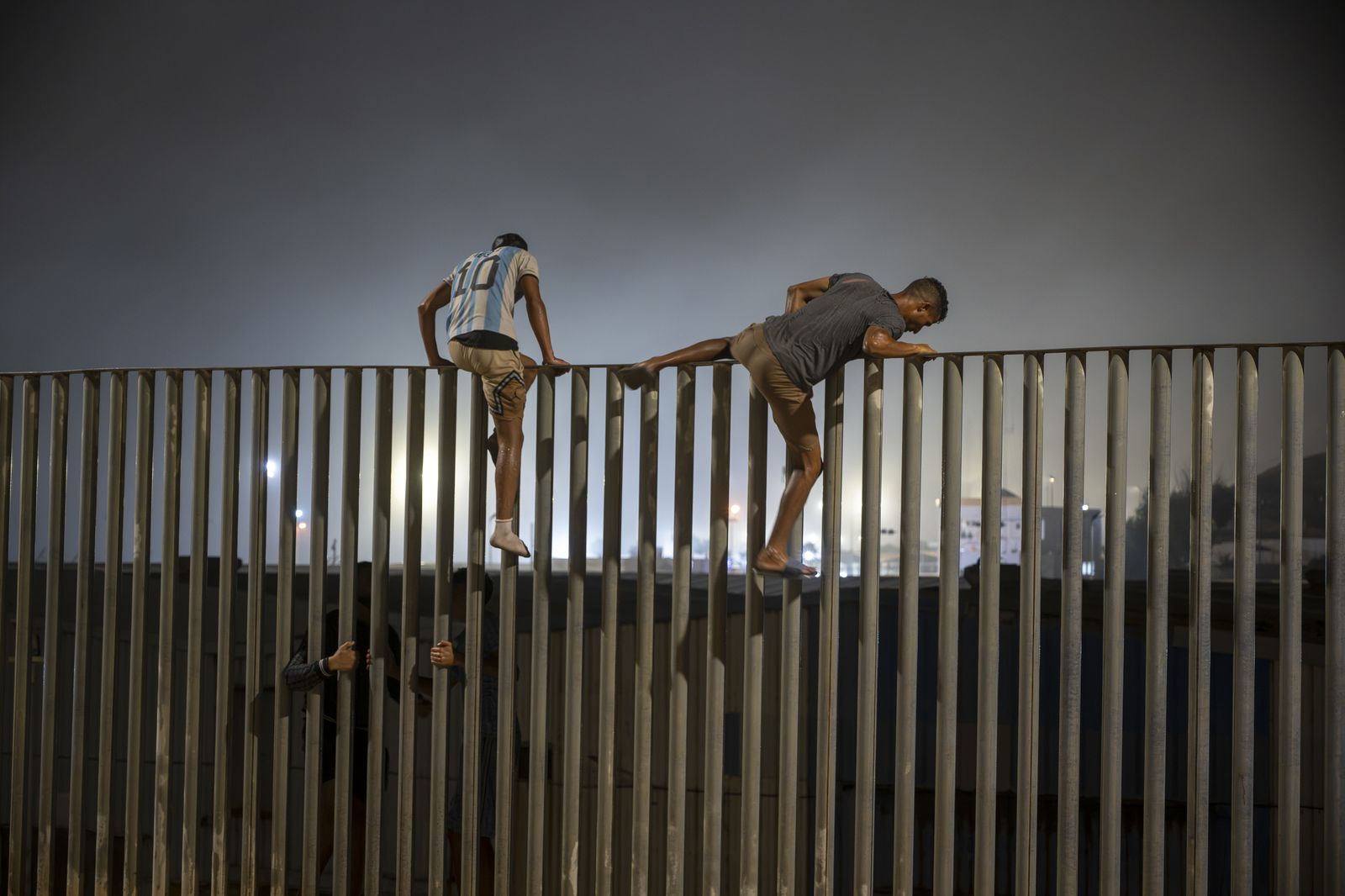 Centenares de migrantes comienzan a regresar a Marruecos, mientras se elevan a 19 los fallecidos