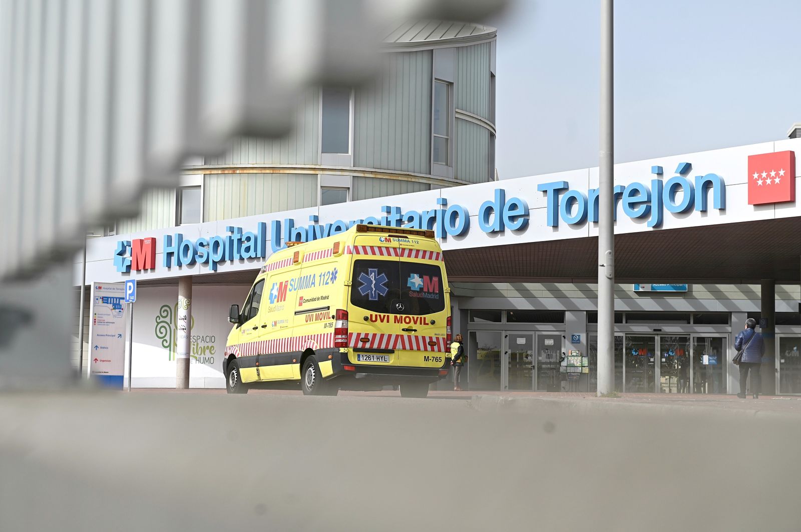 Una ambulancia en la entrada del Hospital de Torrejón