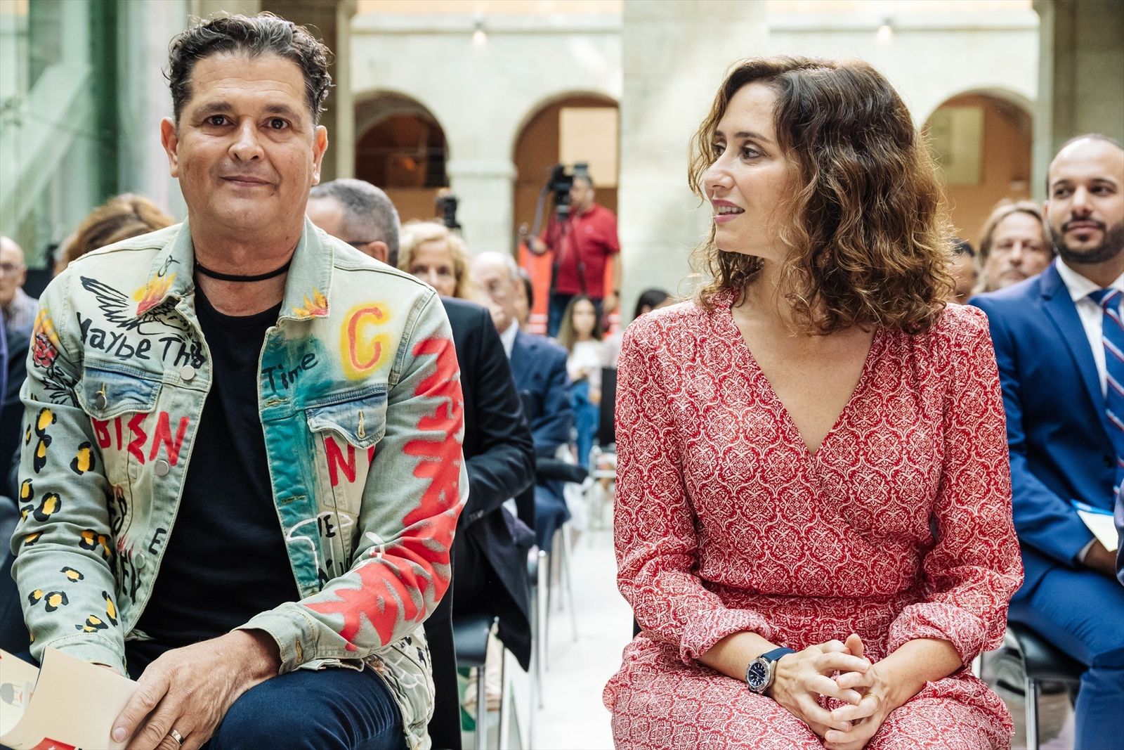 Isabel Díaz Ayuso invita a Carlos Vives a poner a bailar a los madrileños en el 'Día de la Hispanidad'