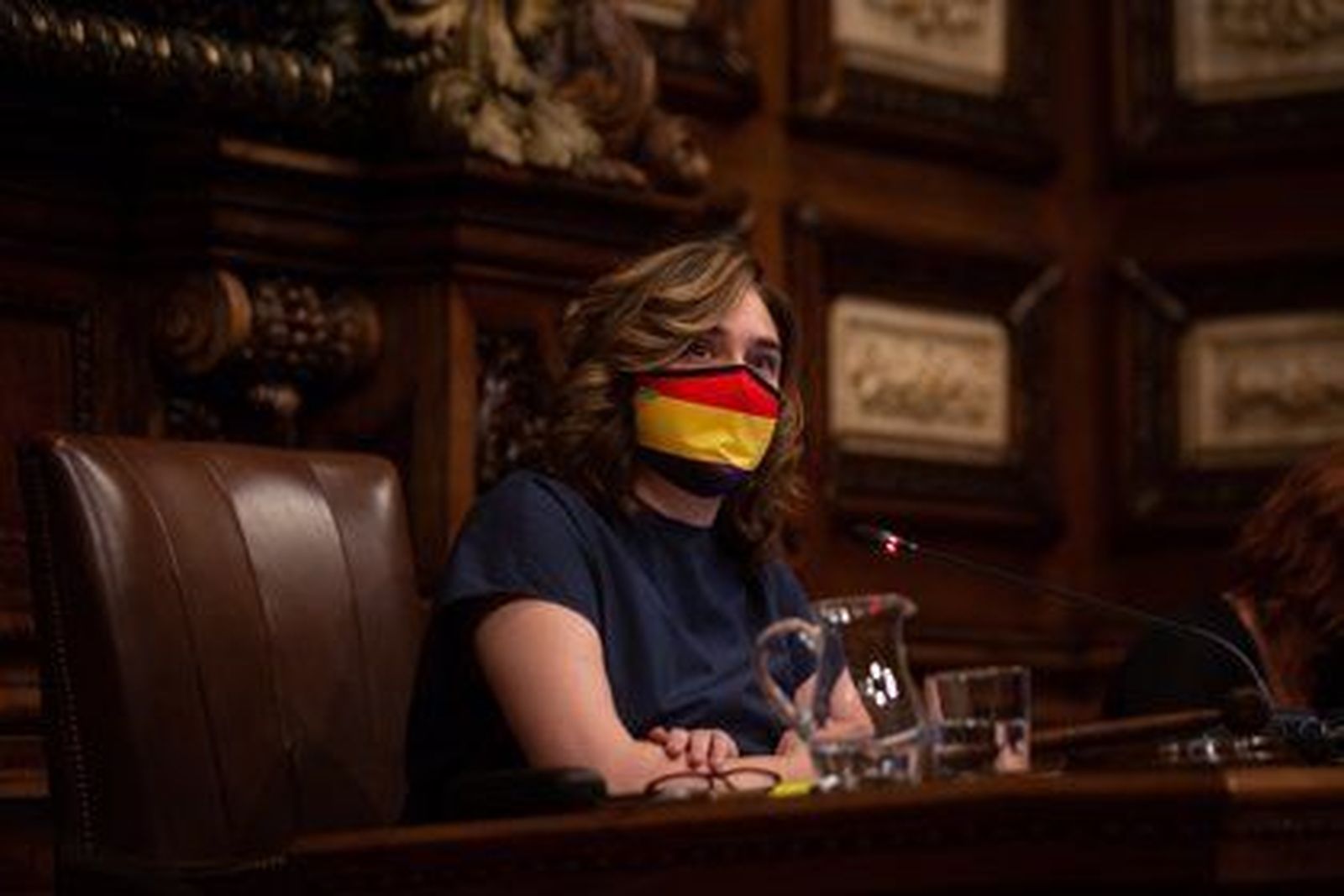 Colau pone el retrato del rey en el Ayuntamiento de Barcelona, llevando una mascarilla con la bandera republicana