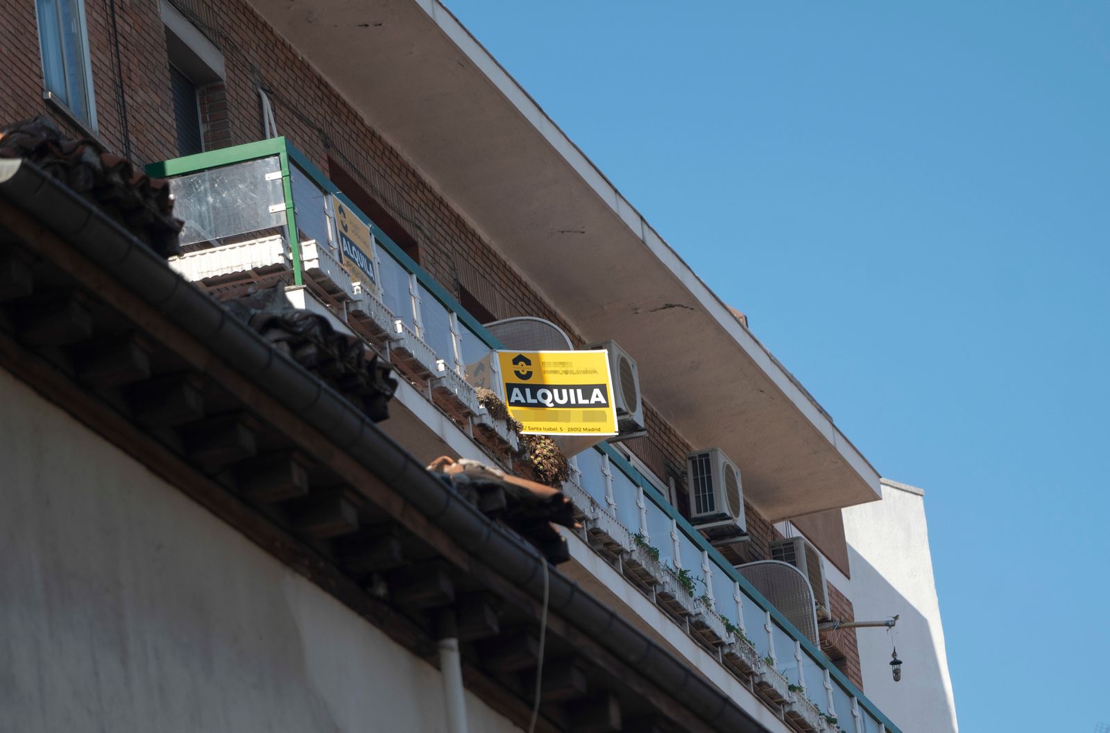 Cartel que anuncia una vivienda en alquiler