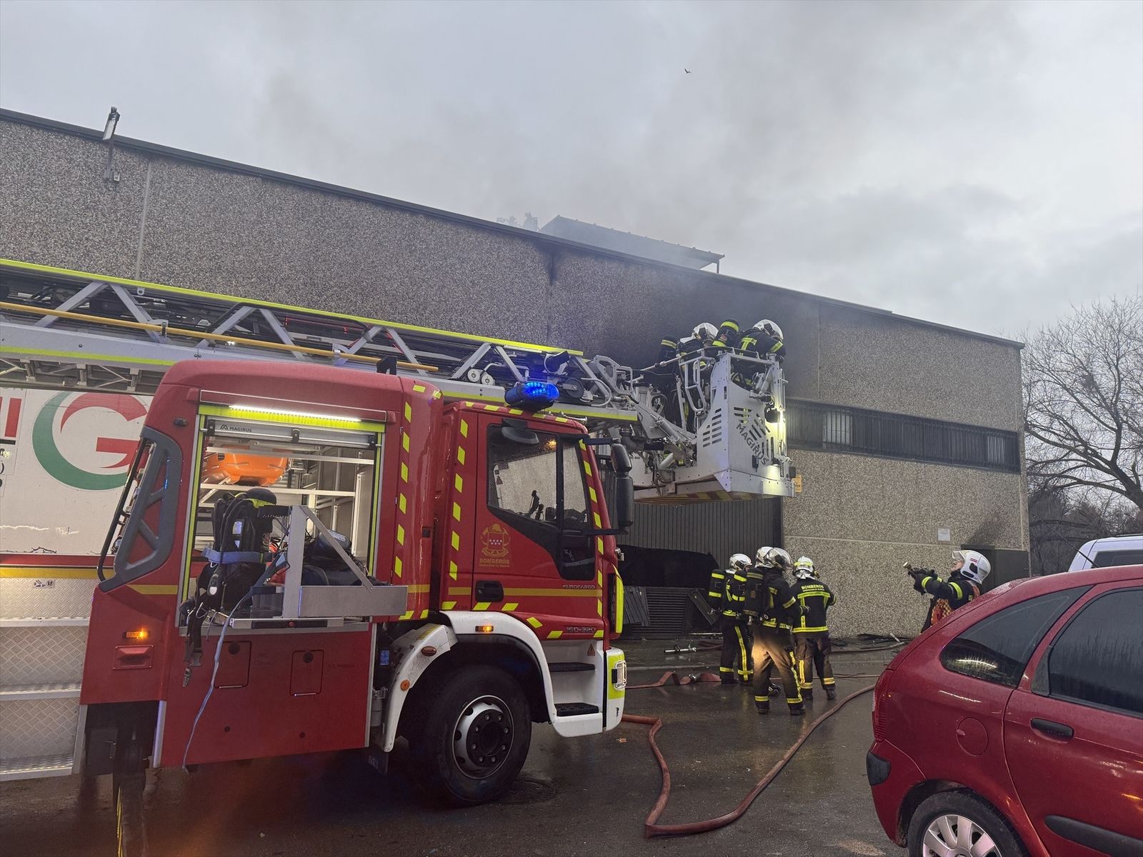 Los Bomberos controlando el incendio en una nave industrial en Alcalá de Henares