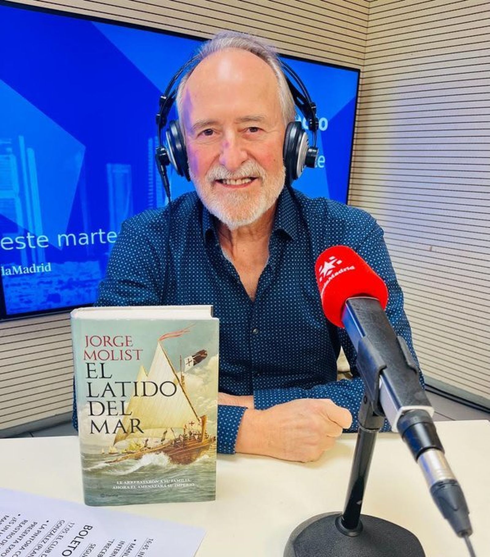 El escritor Jorge Molist en los estudios de Onda Madrid