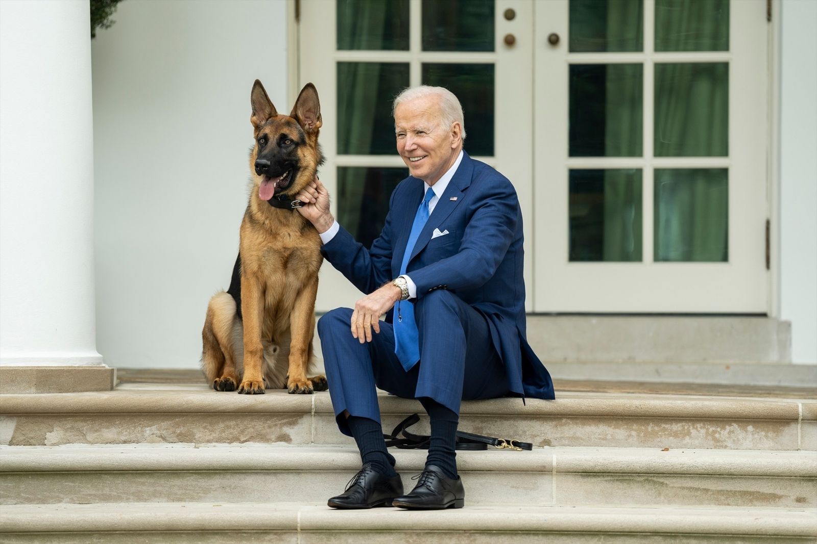 Joe Biden acompañado de 'Commander'